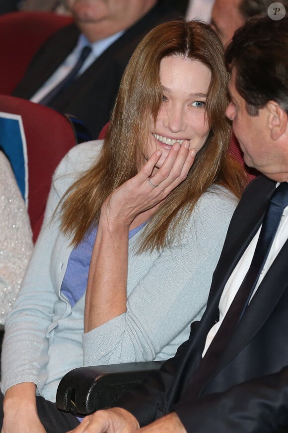 Carla Bruni-Sarkozy assiste au meeting de son mari Nicolas Sarkozy à Toulon, le 22 octobre 2014.