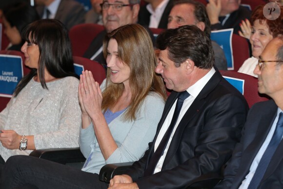 Carla Bruni-Sarkozy, Christian Estrosi et Eric Woerth au meeting de Nicolas Sarkozy à Toulon le 22 octobre 2014.