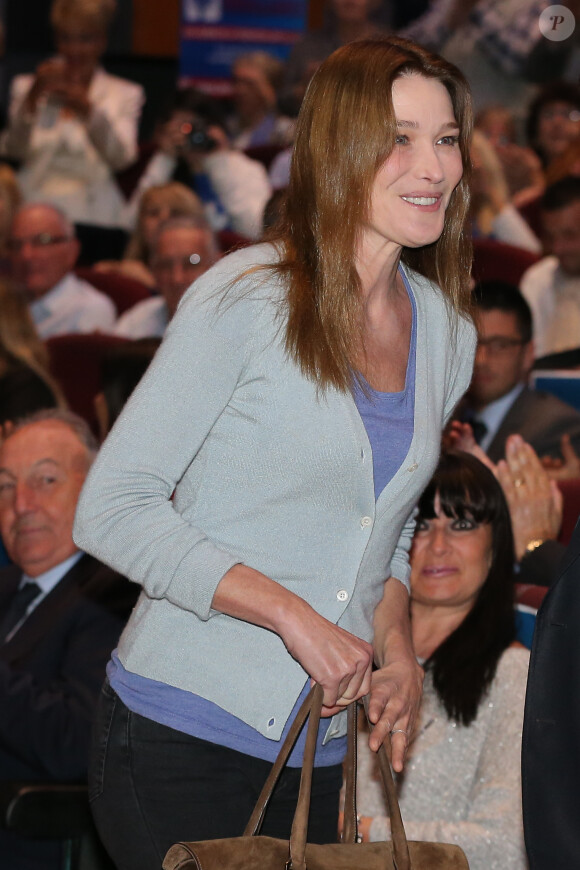 Carla Bruni-Sarkozy assiste au meeting de son mari Nicolas Sarkozy à Toulon, le 22 octobre 2014.