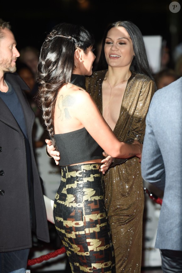 Tulisa Contostavlos et Jessie J se saluent lors des Mobo Awards 2014 à Wembley. Londres, le 22 octobre 2014.