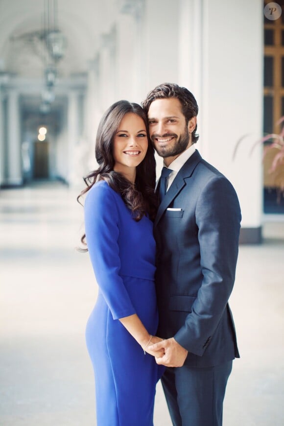 Le prince Carl Philip de Suède et sa fiancée Sofia Hellqvist posent pour une photo officielle à Stockholm, en septembre 2014. Leur mariage aura lieu le 13 juin 2015.