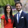 Le prince Carl Philip de Suède et Sofia Hellqvist lors de leurs fiançailles le 27 juin 2014, à Stockholm. Leur mariage aura lieu le 13 juin 2015.