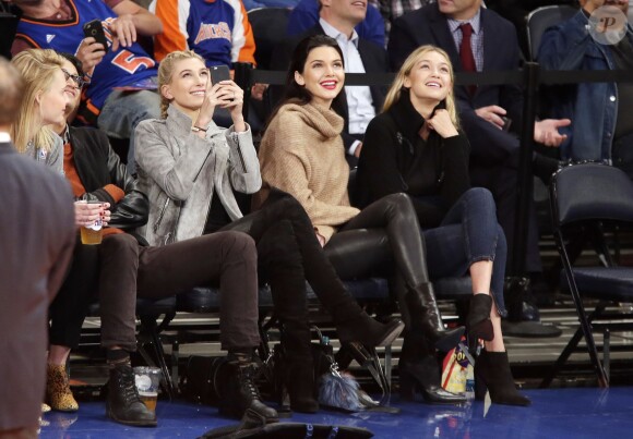 Hailey Baldwin, Kendall Jenner et Gigi Hadid lors de la rencontre de pré-saison entre les New York Knicks et les Washington Wizards au Madison Square Garden de New York le 22 octobre 2014