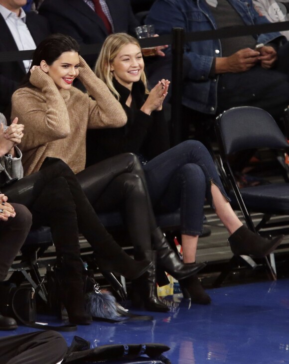Kendall Jenner et Gigi Hadid lors de la rencontre de pré-saison entre les New York Knicks et les Washington Wizards au Madison Square Garden de New York le 22 octobre 2014