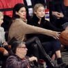 Hailey Baldwin, Kendall Jenner et Gigi Hadid lors de la rencontre de pré-saison entre les New York Knicks et les Washington Wizards au Madison Square Garden de New York le 22 octobre 2014