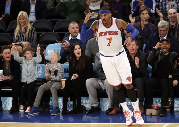 Liv Tyler, enceinte, assite avec son fils Milo au match des Knicks de New York de Carmelo Anthony face aux Wizards de Wahsington, le 22 octobre 2014 au Madison Square garden de New York