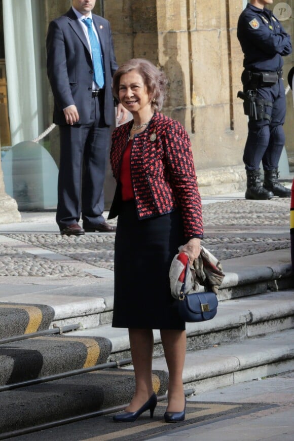 La reine Sofia d'Espagne arrive à Oviedo pour assister à la remise des prix Prince des Asturies, le 24 octobre 2014