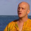 Séance de yoga très étrange sur la plage de Miami (Mon incroyable fiancé saison 3, épisode diffusé le vendredi 24 octobre 2014 sur TF1.)