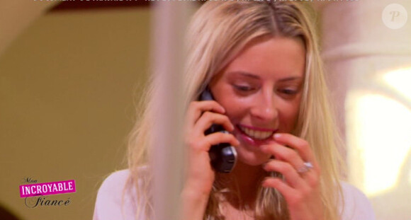 Clara au téléphone avec sa famille (Mon incroyable fiancé saison 3, épisode diffusé le vendredi 24 octobre 2014 sur TF1.)
