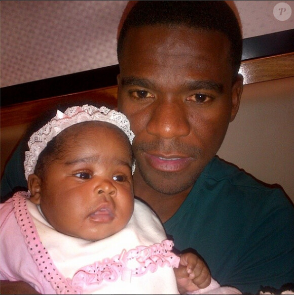 Senzo Meyiwa et sa fille - photo publiée sur le compte Instagram de Kelly Khumalo le 5 juin 2014