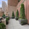 Jennifer Lopez vient de s'offrir ce sublime penthouse, mis en vente par l'agence Douglas Elliman Fine Homes-Knight Frank Residential, à New York, pour la somme de 22 millions de dollars.
