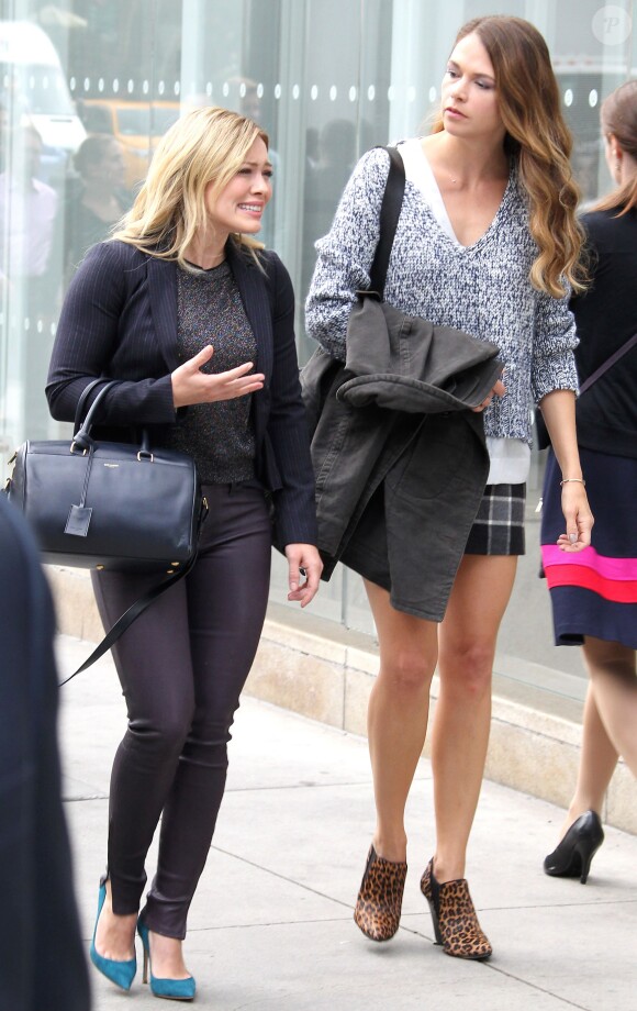 Hilary Duff et sa collègue Sutton Foster sur le tournage de la série "Younger", à New York le 29 spetembre 2014.