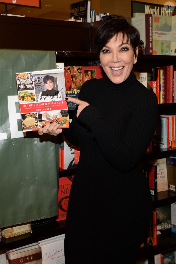 Kris Jenner en séance de dédicaces du livre "In the kitchen with Kris" à Los Angeles. Le 22 octobre 2014.