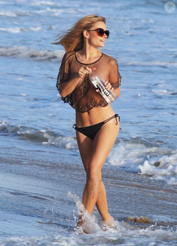 Caitlin O'Connor en pleine séance photo très sexy pour 138 Water, sur une plage de Malibu. Le 27 octobre 2014.