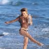 La sexy Caitlin O'Connor surprise en pleine séance photo pour 138 Water, sur une plage de Malibu. Le 27 octobre 2014.