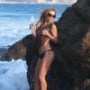 Caitlin O'Connor en pleine séance photo très sexy pour 138 Water, sur une plage de Malibu. Le 27 octobre 2014.
