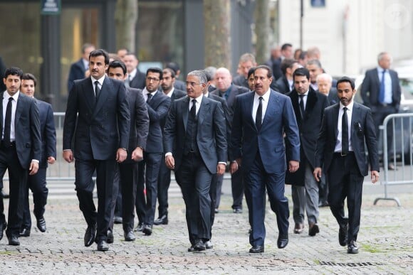 L'émir du Qatar Sheikh Tamim bin Hamad al-Thani et son frère Sheikh Joaan bin Hamad bin Khalifa al-Thani lors des obsèques de Christophe de Margerie, président de Total décédé dans un accident d'avion, en l'église Saint-Sulpice à Paris, le 27 octobre 2014