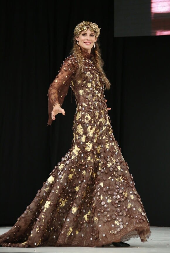 Sophie Thalmann défile lors du 20ème Salon du Chocolat, à la Porte de Versailles à Paris, le 28 octobre 2014.