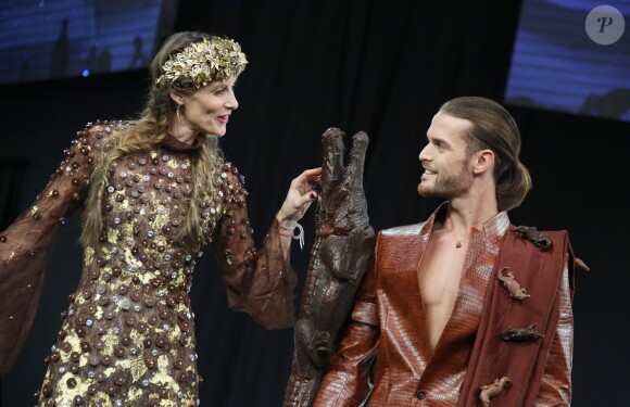 Sophie Thalmann et Florent Torres défile lors du 20ème Salon du Chocolat, à la Porte de Versailles à Paris, le 28 octobre 2014.