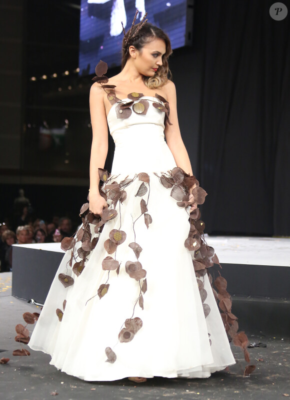 Valérie Bègue défile lors du 20ème Salon du Chocolat, à la Porte de Versailles à Paris, le 28 octobre 2014.