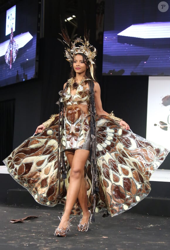Flora Coquerel défile lors du 20ème Salon du Chocolat, à la Porte de Versailles à Paris, le 28 octobre 2014.