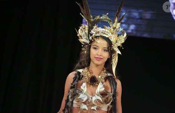 Flora Coquerel défile lors du 20ème Salon du Chocolat, à la Porte de Versailles à Paris, le 28 octobre 2014.