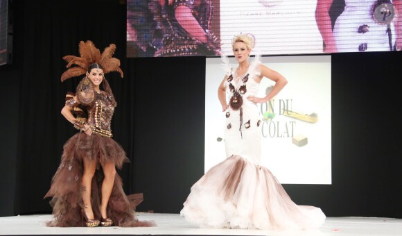 Ludivine Sagna et Elodie Gossuin défilent lors du 20ème Salon du Chocolat, à la Porte de Versailles à Paris, le 28 octobre 2014.