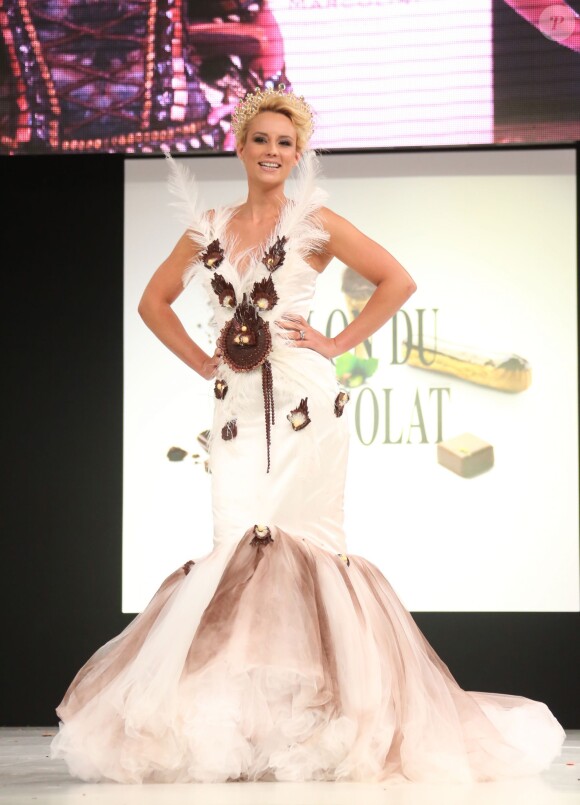 Elodie Gossuin défile lors du 20ème Salon du Chocolat, à la Porte de Versailles à Paris, le 28 octobre 2014.