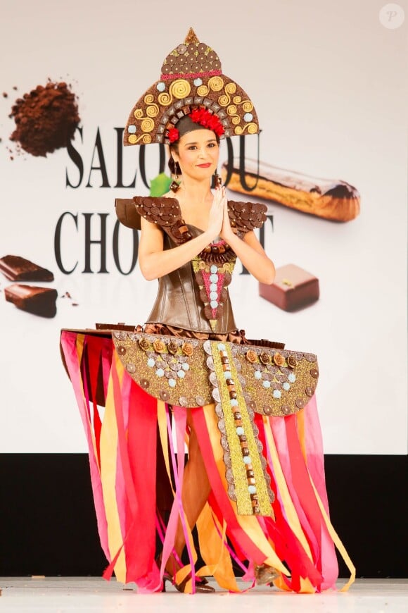 Aïda Touihri lors du défilé du 20ème Salon du Chocolat à la Porte de Versailles à Paris, le 28 octobre 2014.