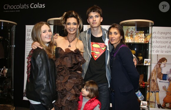 Adeline Blondieau avec son fils Aïtor et sa fille Wilona lors du défilé du 20ème Salon du Chocolat à la Porte de Versailles à Paris, le 28 octobre 2014.