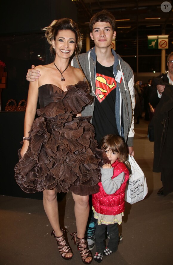 Adeline Blondieau avec son fils Aïtor et sa fille Wilona lors du défilé du 20ème Salon du Chocolat à la Porte de Versailles à Paris, le 28 octobre 2014.