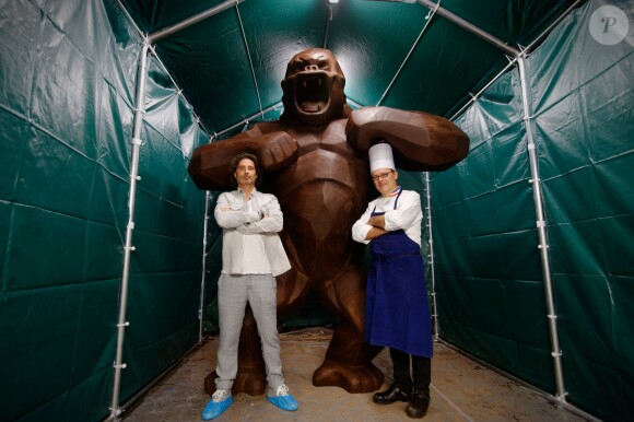 L'artiste Richard Orlinski et le maître chocolatier Jean-Paul Hévin posent devant leur gorille géant en chocolat à Colombes, le 15 octobrre 2014. 