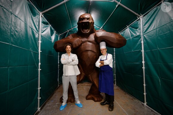 L'artiste Richard Orlinski et le maître chocolatier Jean-Paul Hévin posent devant leur gorille géant en chocolat à Colombes, le 15 octobrre 2014. 