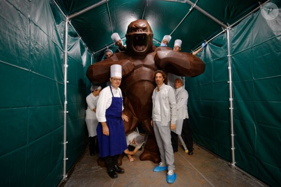 L'artiste Richard Orlinski et le maître chocolatier Jean-Paul Hévin posent devant leur gorille géant en chocolat à Colombes, le 15 octobrre 2014. 