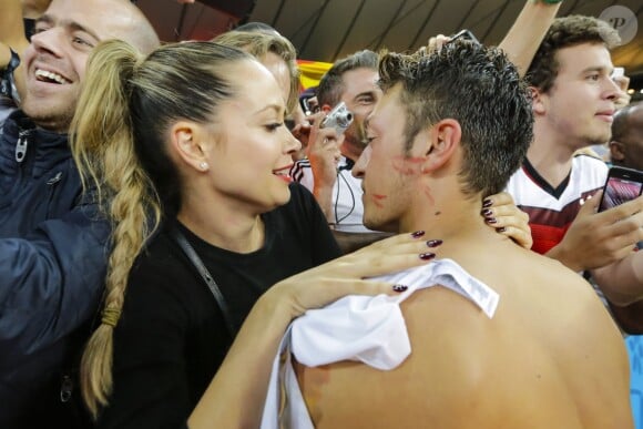 Mandy Capristo et son compagnon Mesut Özil après la victoire de l'Allemagne en finale de la Coupe du monde au Brésil, le 13 juillet 2014 au stade Maracanã de Rio de Janeiro