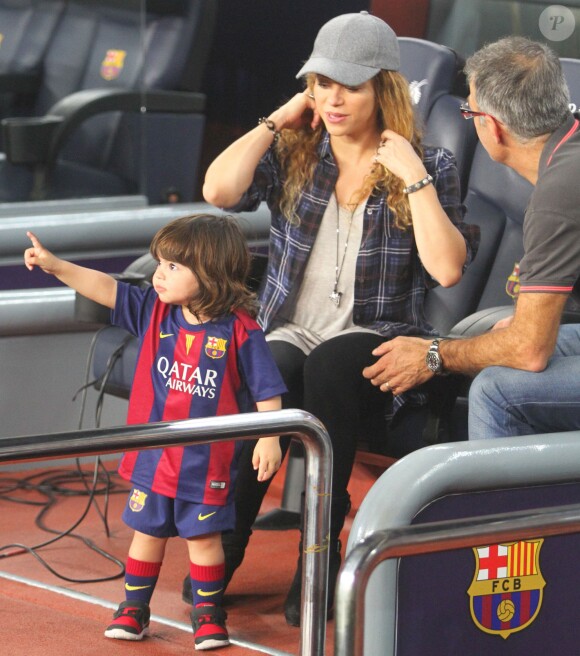 Shakira, enceinte, et son fils Milan sont venus encourager Gerard Piqué et le FC Barcelone au Camp Nou le 18 octobre 2014.