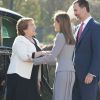 Le roi Felipe VI et la reine Letizia d'Espagne ont souhaité la bienvenue à Michelle Bachelet, présidente du Chili, le 29 octobre 2014 au palais du Pardo, à Madrid, avant de la recevoir à déjeuner au palais de la Zarzuela.