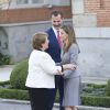 Le roi Felipe VI et la reine Letizia d'Espagne ont souhaité la bienvenue à Michelle Bachelet, présidente du Chili, le 29 octobre 2014 au palais du Pardo, à Madrid, avant de la recevoir à déjeuner au palais de la Zarzuela.