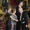 La reine Letizia d'Espagne, somptueuse dans une robe Carolina Herrera et coiffée du diadème Fleur de diamants, et le roi Felipe VI donnaient le 29 octobre 2014 un dîner d'Etat en l'honneur de la présidente du Chili Michelle Bachelet, en visite officielle pour deux jours.