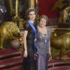 La reine Letizia d'Espagne, somptueuse dans une robe Carolina Herrera et coiffée du diadème Fleur de diamants, et le roi Felipe VI donnaient le 29 octobre 2014 un dîner d'Etat en l'honneur de la présidente du Chili Michelle Bachelet, en visite officielle pour deux jours.