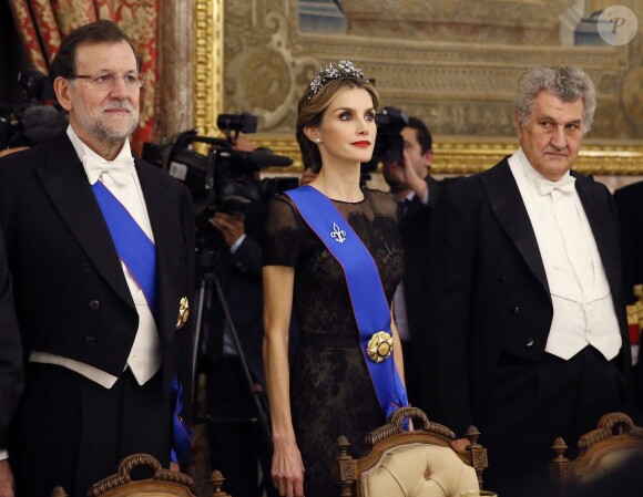 Letizia d'Espagne, somptueuse dans une robe Carolina Herrera et coiffée du diadème Fleur de diamants, et le roi Felipe VI donnaient le 29 octobre 2014 un dîner d'Etat en l'honneur de la présidente du Chili Michelle Bachelet, en visite officielle pour deux jours.