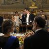 La reine Letizia d'Espagne trinque avec le chef du gouvernement Mariano Rajoy tandis que le roi Felipe VI en fait autant avec Michelle Bachelet, le 29 octobre 2014 au palais du Pardo, à Madrid.