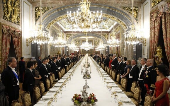 Image de la tablée au palais du Pardo lors du dîner d'Etat donné par le roi Felipe VI et la reine Letizia d'Espagne en l'honneur de Michelle Bachelet, présidente du Chili, le 29 octobre 2014 à Madrid.