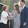 Felipe VI et Letizia d'Espagne ont souhaité la bienvenue à Michelle Bachelet, présidente du Chili, le 29 octobre 2014 au palais du Pardo, à Madrid, avant de la recevoir à déjeuner au palais de la Zarzuela.