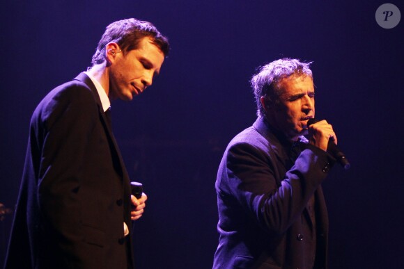 Exclusif - Julien Clerc rejoint sur scène l'un de ses complices Alex Beaupain en concert au Casino de Paris le 17 decembre 2013.