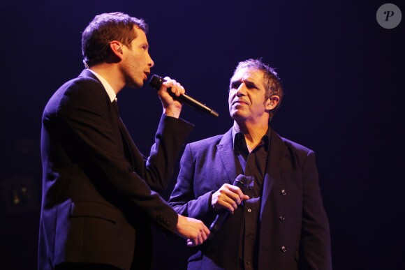 Exclusif - Julien Clerc rejoint sur scène l'un de ses complices Alex Beaupain en concert au Casino de Paris le 17 decembre 2013.