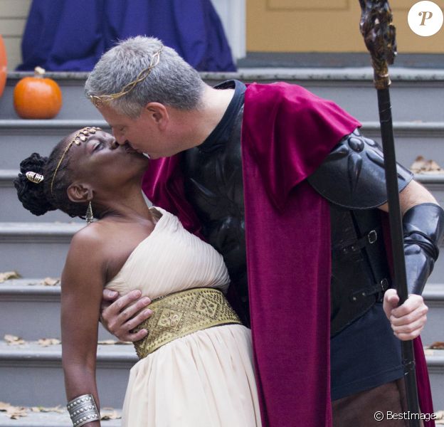 Le maire de New York Bill de Blasio et sa femme Chirlane McCray organisent une soirée pour Halloween à New York, le 28 octobre 2014.