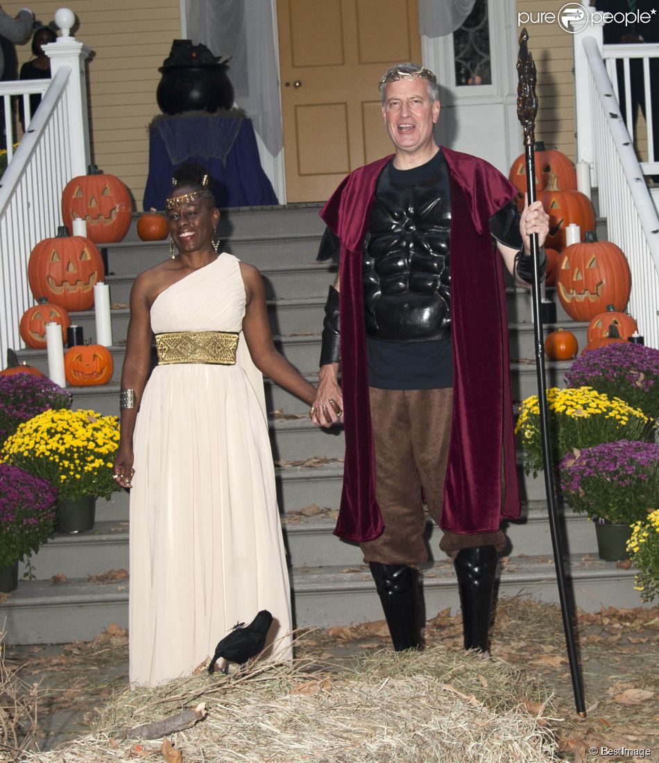 Le maire démocrate de New York Bill de Blasio et sa femme Chirlane McCray organisent une soirée pour Halloween à New York, le 28 octobre 2014.