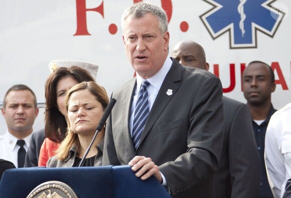 Le maire de New York Bill Blasio tient une conférence de presse sur le thème des mesures prises pour le virus Ebola à New York, le 28 octobre 2014.