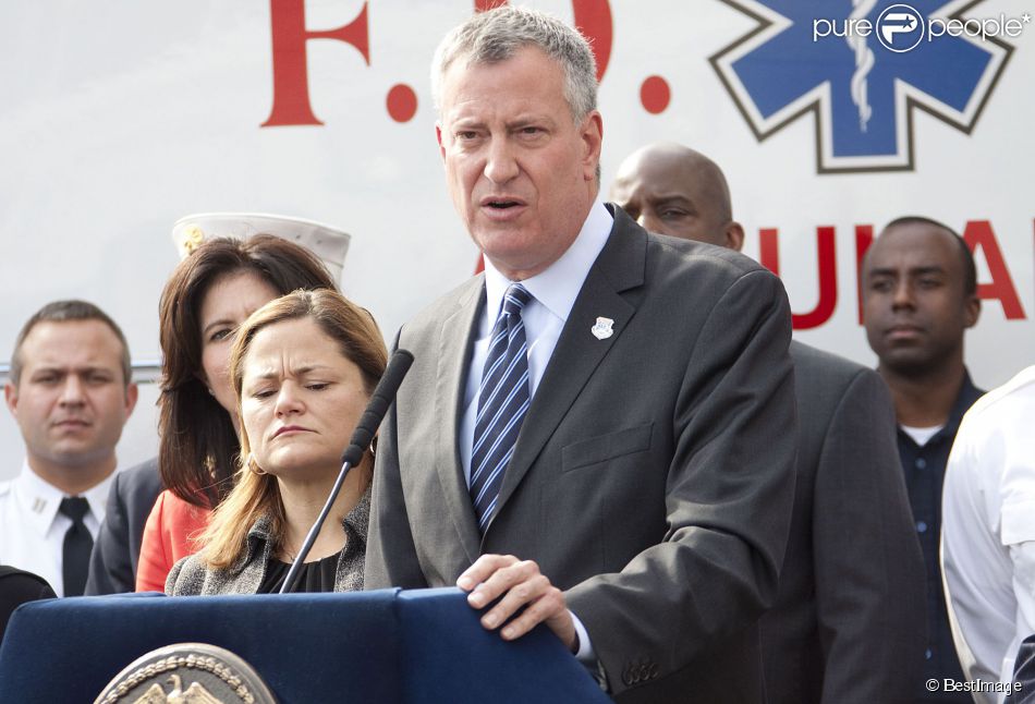 Le maire de New York Bill Blasio tient une conférence de presse sur le thème des mesures prises pour le virus Ebola à New York, le 28 octobre 2014.